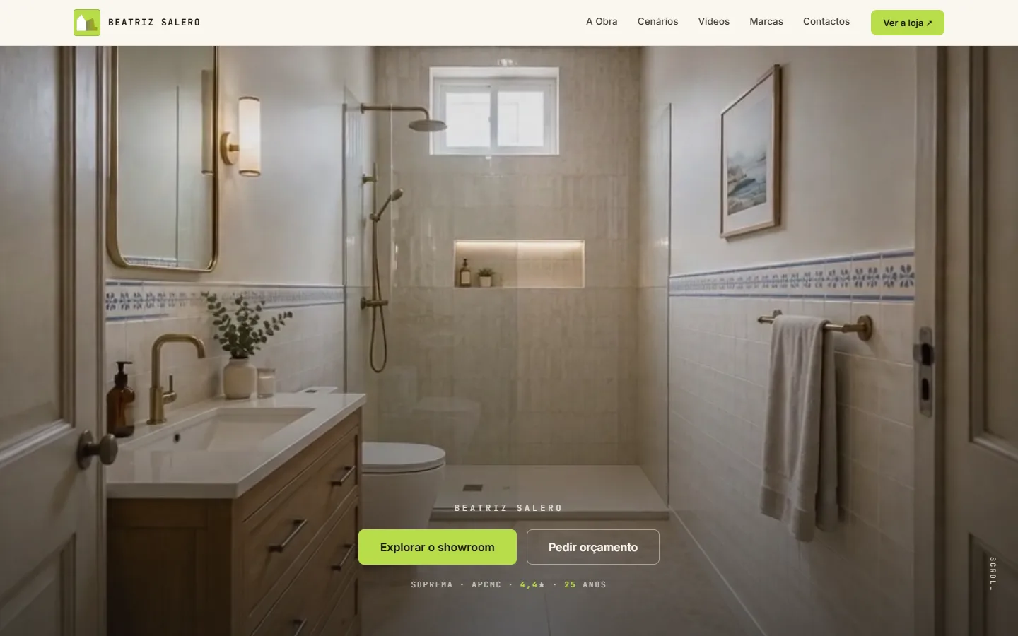 Captura do showroom da Beatriz Salero: uma casa de banho renovada, com botões para explorar o showroom e pedir orçamento.